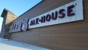A sign for a restaurant that says " papa 's ale-house ".