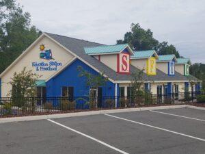 A motel with several different colored buildings on the side.
