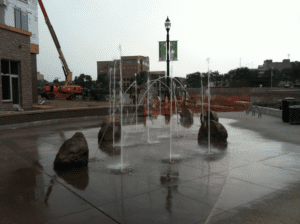 A fountain with water splashing around it.